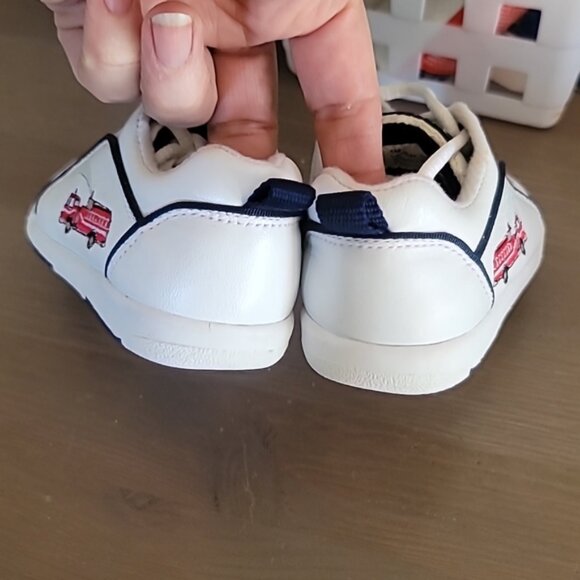 STUNNING PERFECTION FIRE TRUCK SHOES - Picture 3 of 8